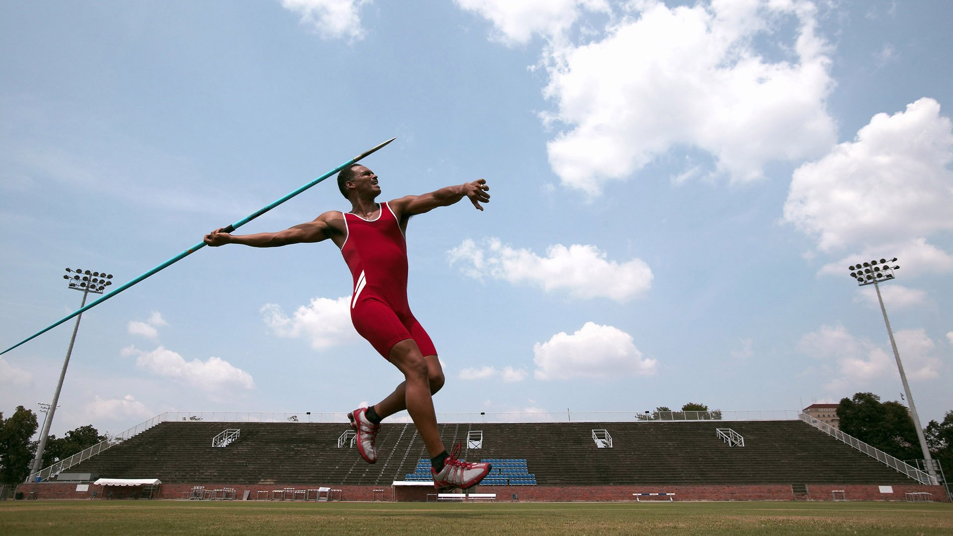 【比赛现场揭秘】裁判怎样判罚犯规?规则细节视频拆解,裁判怎么判罚